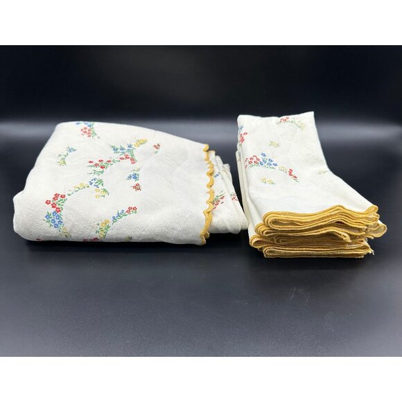 Vintage Tablecloth and 8 Napkin Set Round Flowers Scalloped Edge Floral Spring - Picture 2 of 10